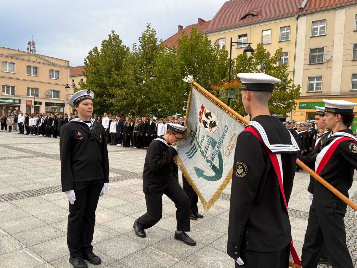 Ponad stu pierwszoklasistów z „Żeglugi” ślubowało na kozielskim Rynku. ZDJĘCIA Ponad stu pierwszoklasistów z „Żeglugi” ślubowało na kozielskim Rynku. ZDJĘCIA