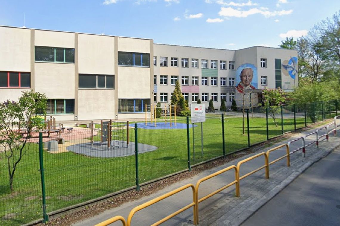 Poranny alarm bombowy w szkole. Na miejscu policyjni pirotechnicy