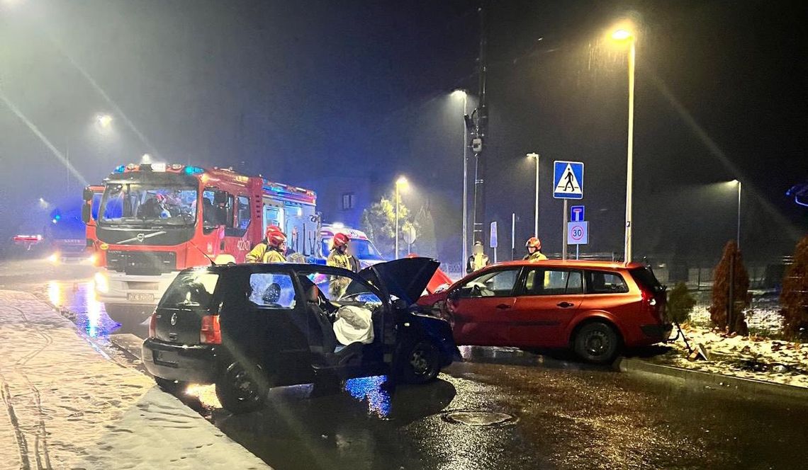 Poranny wypadek z udziałem dwóch osobówek. W wyniku zdarzenia poszkodowane zostały dwie osoby [FOTO]