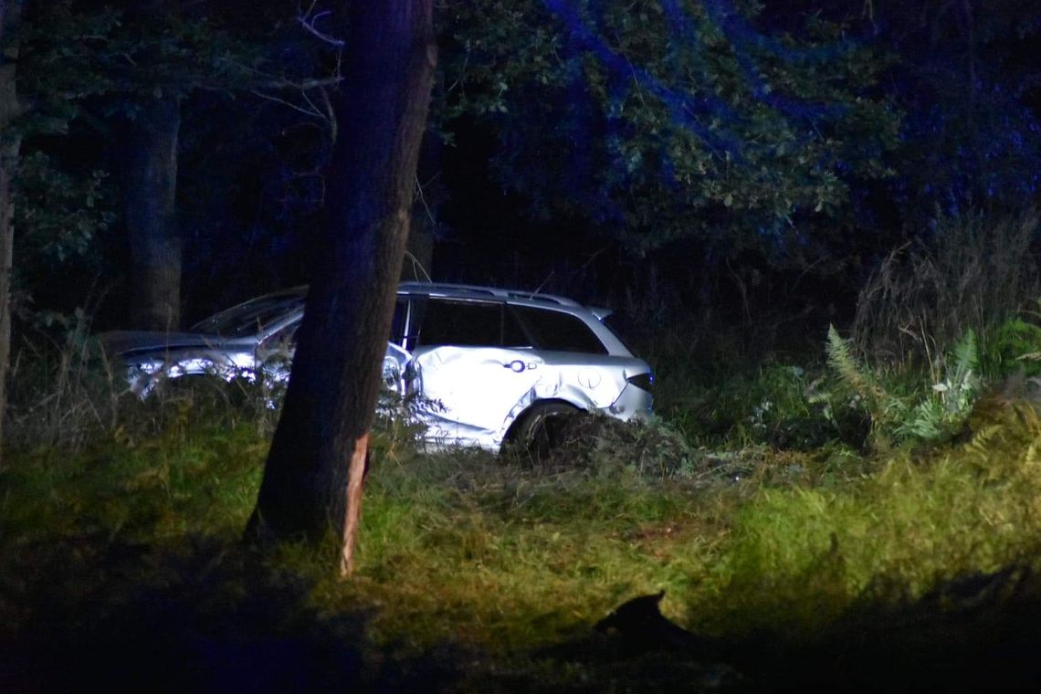 Pościg ulicami Kędzierzyna-Koźla. Mazda rozbiła się w rowie. W środku dwóch nieprzytomnych mężczyzn