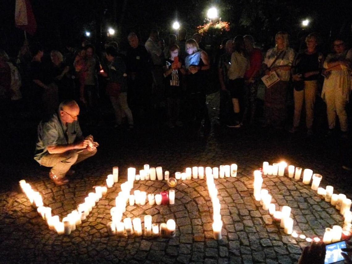 Poseł Zembaczyński w Koźlu na manifestacji przeciw zmianom w sądownictwie. WIDEO, ZDJĘCIA