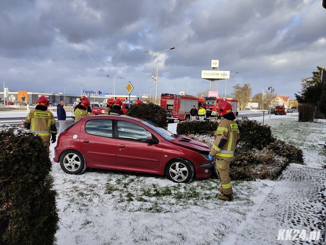 Poślizg i zderzenie z ciężarówką. Wypadek na ulicy Kozielskiej. ZDJĘCIA