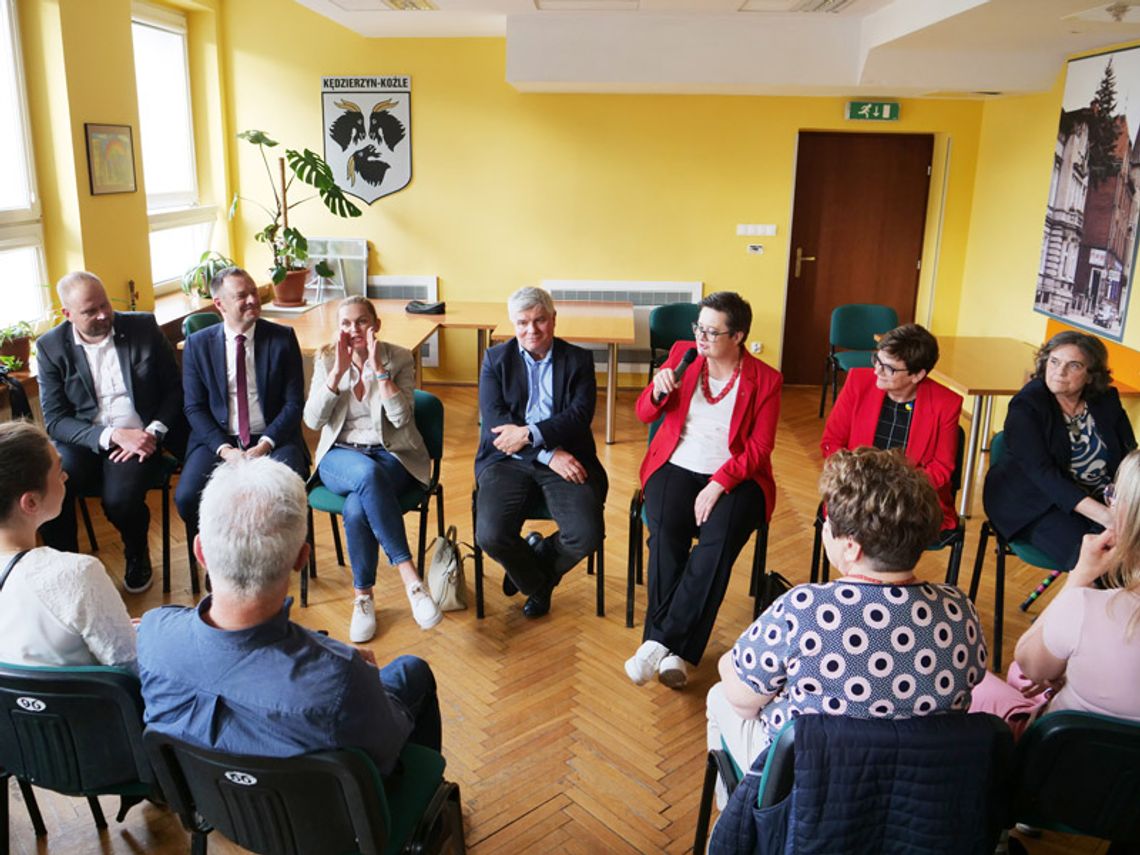 Posłowie opozycji w Kędzierzynie-Koźlu. Spotkanie z mieszkańcami i dyskusja nie tylko o edukacji