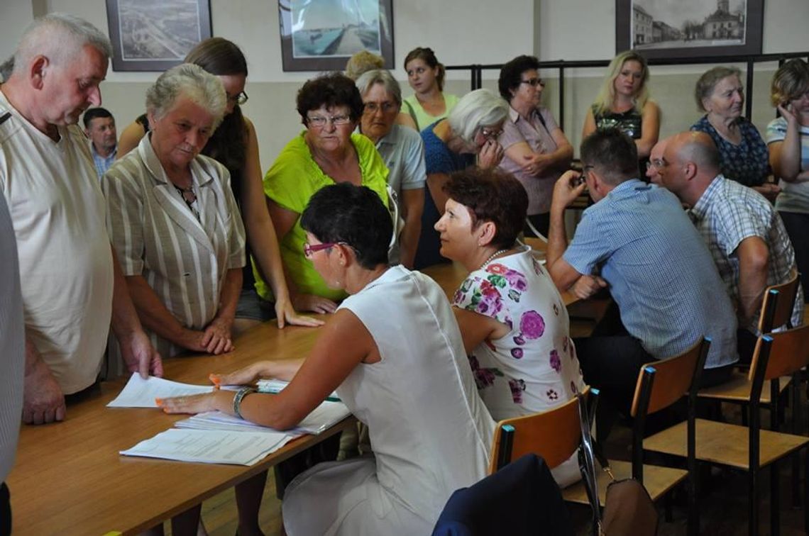 Poszkodowani przez wichurę w Rogach spotkali się z władzami miasta i urzędnikami