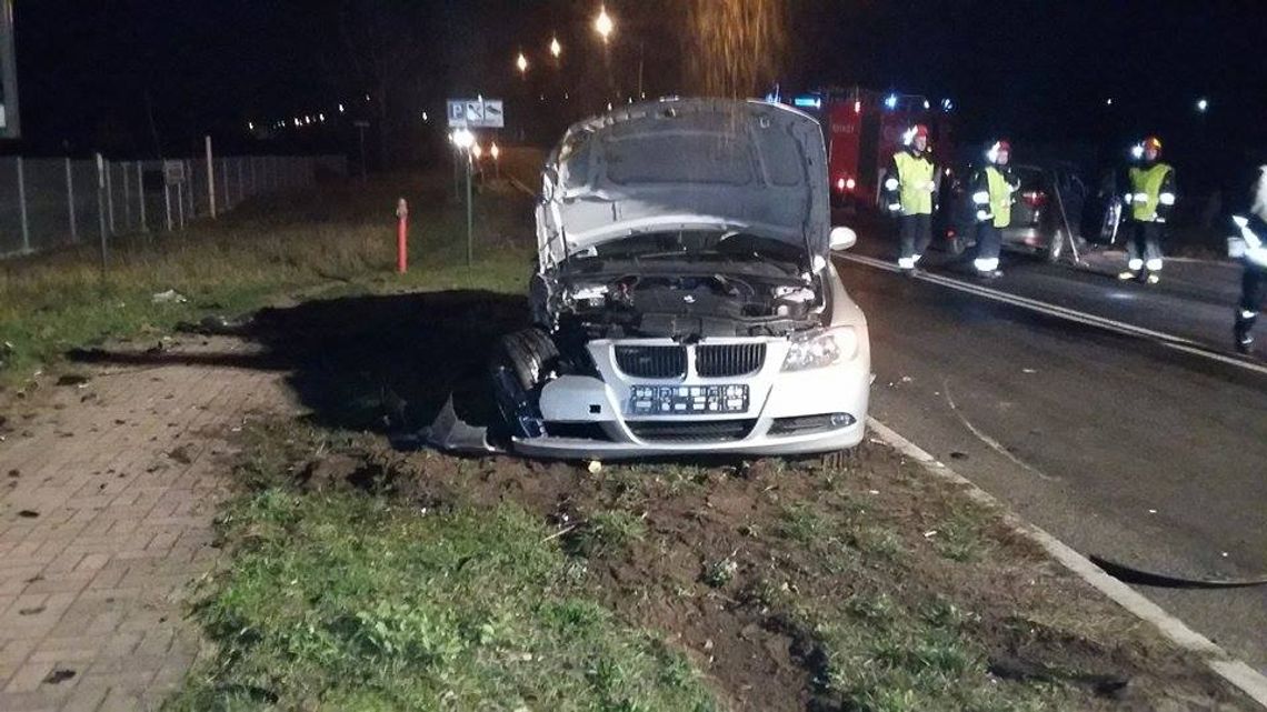 Poszukiwani świadkowie piątkowej kolizji na alei Jana Pawła II. Było trzecie auto?