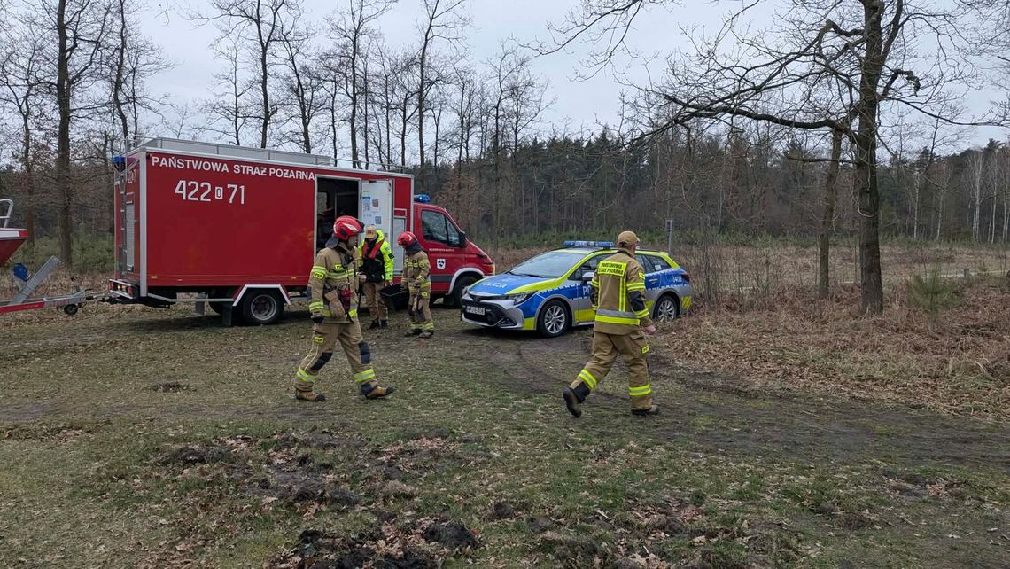 Poszukiwania nad jeziorkiem trwają. Wciąż nie wiadomo, do kogo należą pozostawione rzeczy
