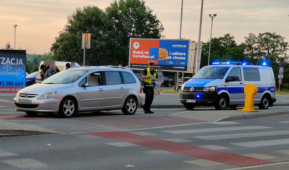 Potrącenie na ulicy Kozielskiej. Na miejscu pogotowie i policja. Jeden pas ruchu zablokowany