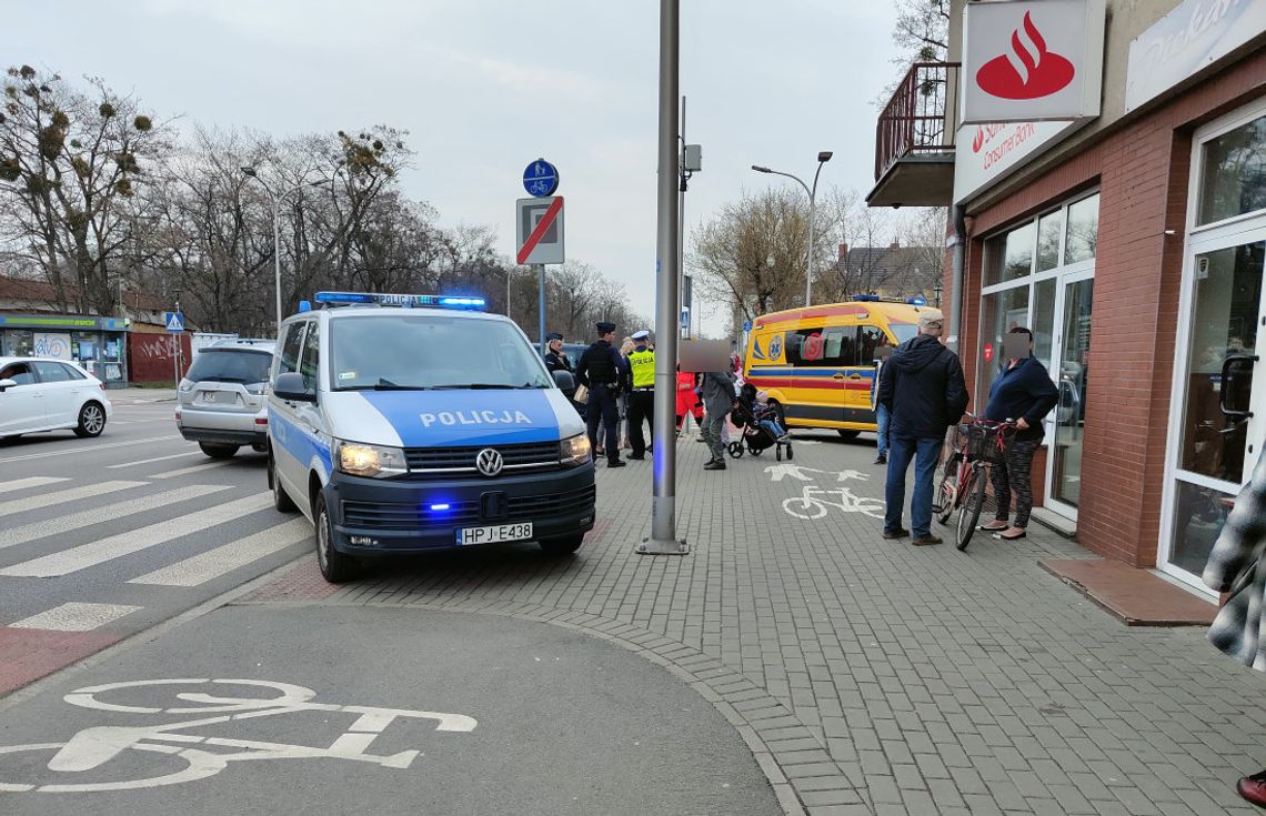 Potrącenie pieszej na alei Jana Pawła II. Ratownicy udzielają pomocy młodej kobiecie