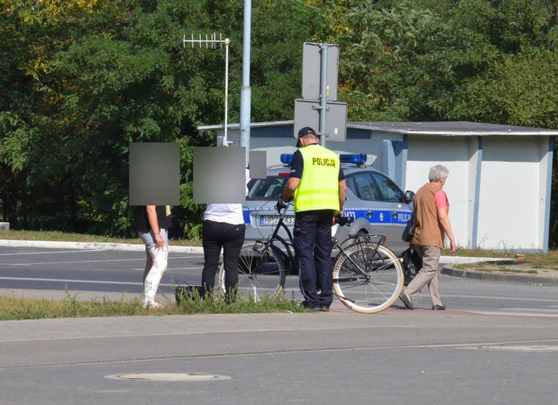 Potrącenie rowerzystki na przejeździe przy parkingu Carrefoura