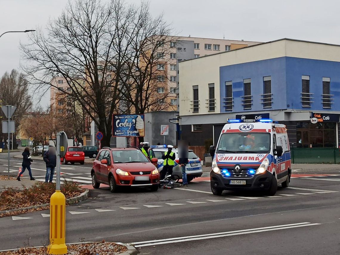 Potrącenie rowerzystki na skrzyżowaniu Pionierów z Wojska Polskiego. Na miejscu pogotowie i policja