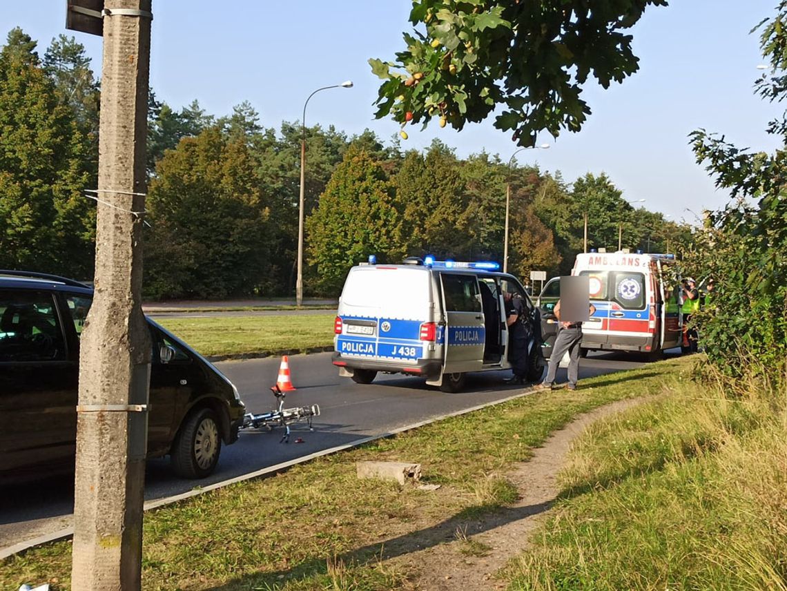 Potrącenie rowerzystki na skrzyżowaniu przy policji. Kobieta zabrana do szpitala