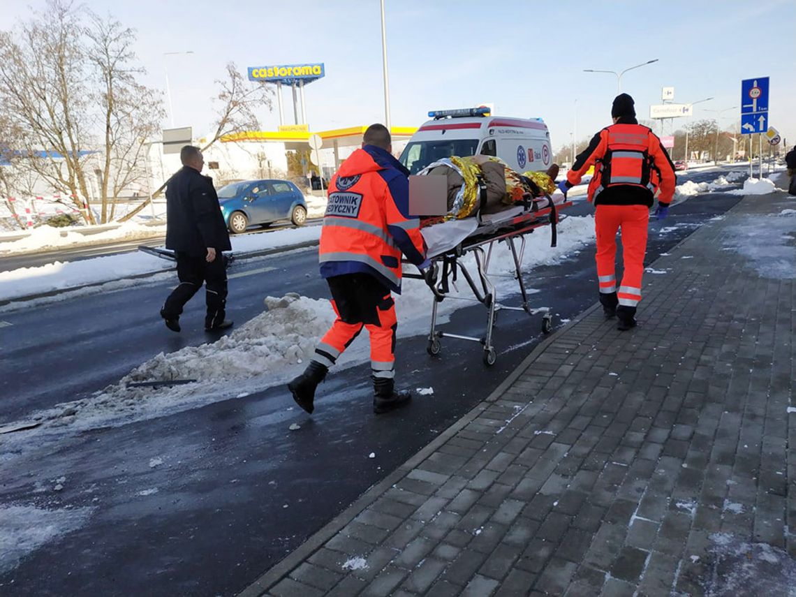 Potrącenie rowerzystki przy Shellu. Kobieta ranna w głowę zabrana do szpitala