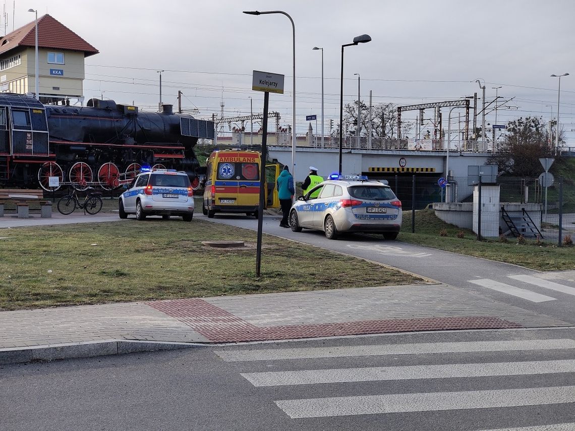 Potrącenie rowerzysty na rondzie Solidarności. Na miejscu pogotowie ratunkowe i policja