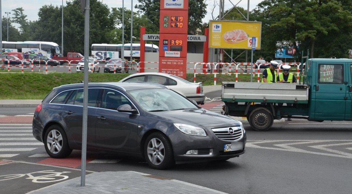 Potrącenie rowerzysty na skrzyżowaniu ulicy Kozielskiej z łącznikiem obwodnicy. ZDJĘCIA