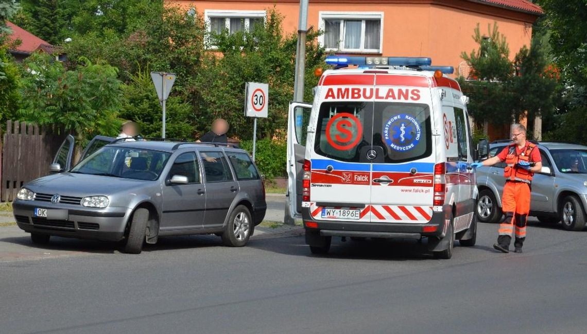 Potrącenie rowerzysty na ulicy Piastowskiej. Starszy mężczyzna zabrany do szpitala