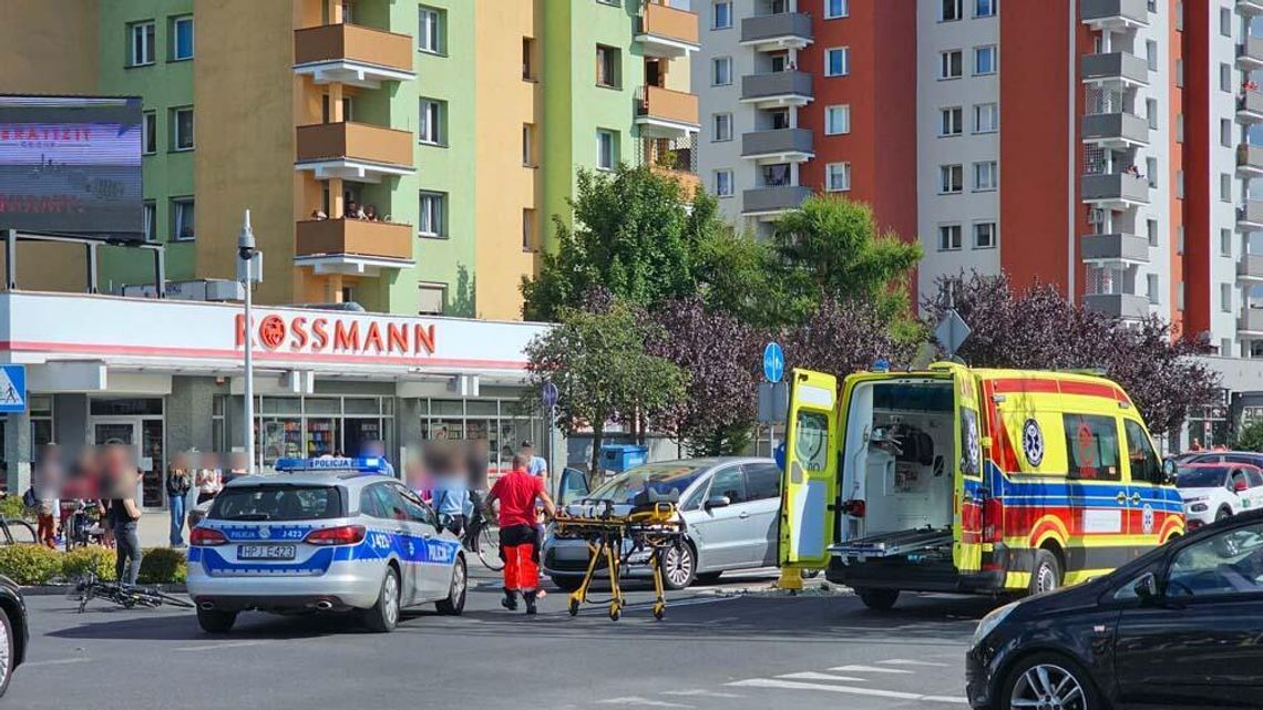 Potrącenie rowerzysty na ulicy Wojska Polskiego. Ranny mężczyzna trafił do szpitala