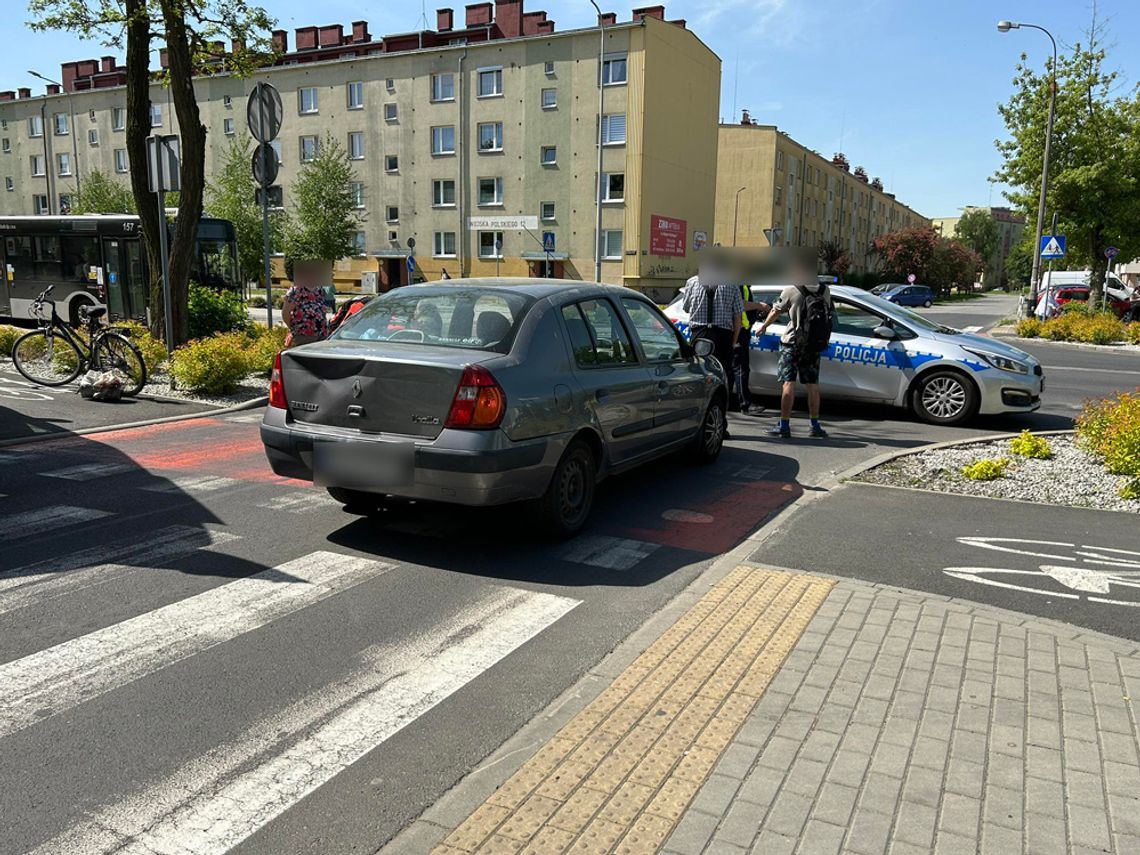 Potrącenie rowerzysty na ulicy Wojska Polskiego. Ranny mężczyzna trafił pod opiekę ratowników