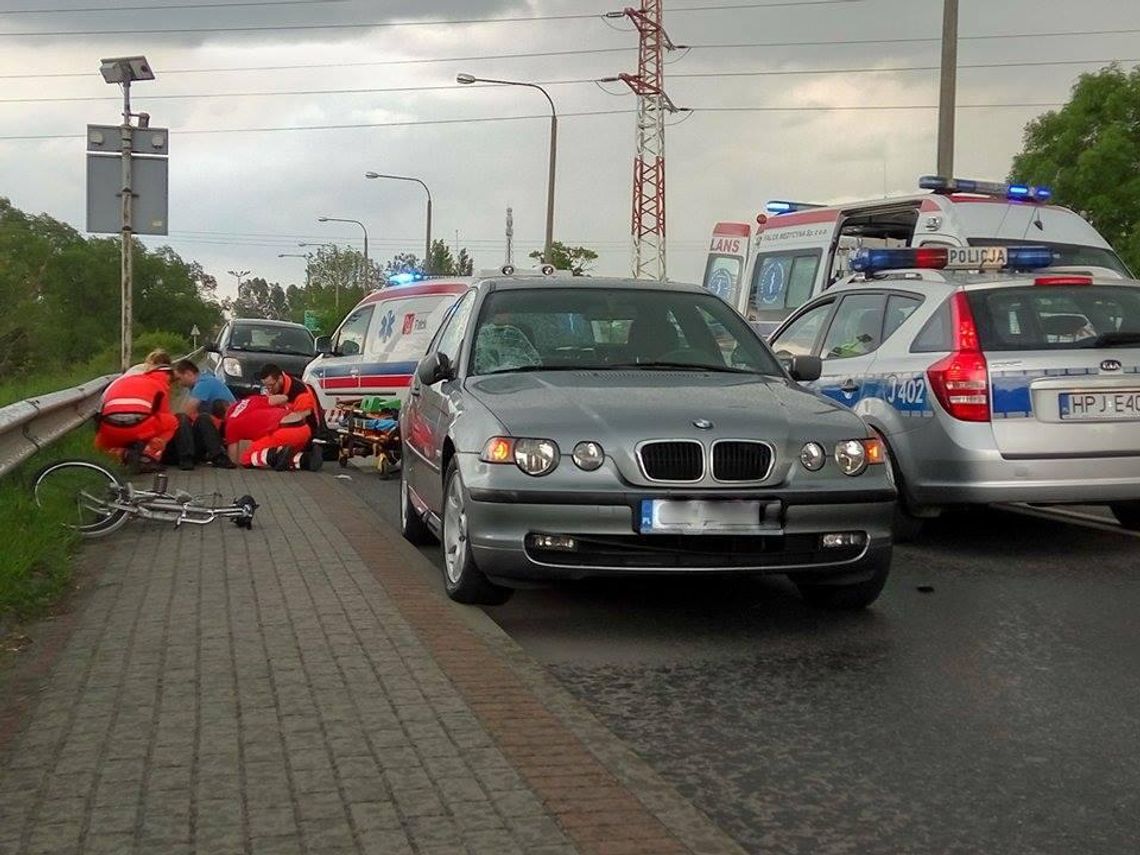 Potrącenie w Kłodnicy. Auto wjechało w mężczyznę przeprowadzającego rower na przejściu dla pieszych. ZDJĘCIA