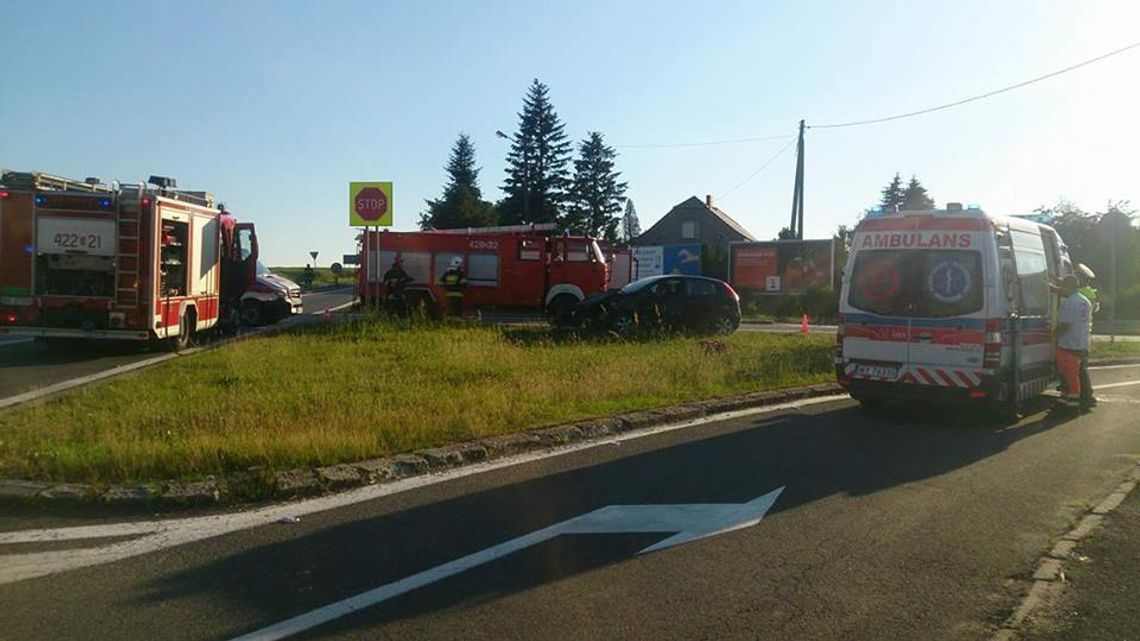 Poważnie wyglądający wypadek w Reńskiej Wsi. Osobówka zderzyła się z ciężarówką