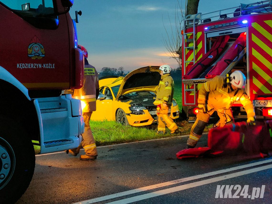 Poważny wypadek na drodze krajowej. Audi z trzema osobami wypadło z drogi i uderzyło w drzewo