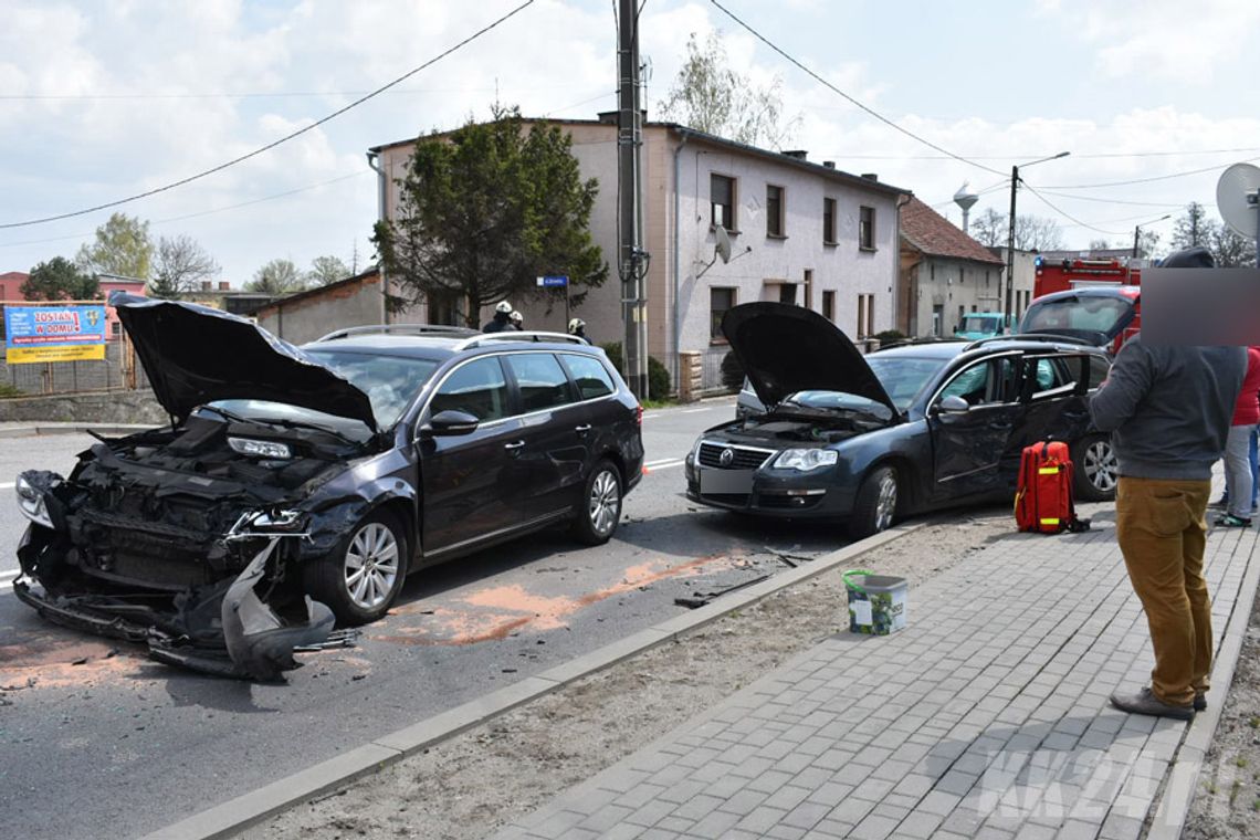 Poważny wypadek na drodze krajowej w Długomiłowicach. Jedna z kobiet ciężko ranna