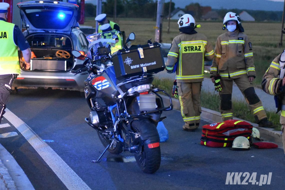 Poważny wypadek na drodze krajowej w Komornie. Ranna kobieta podróżująca motocyklem