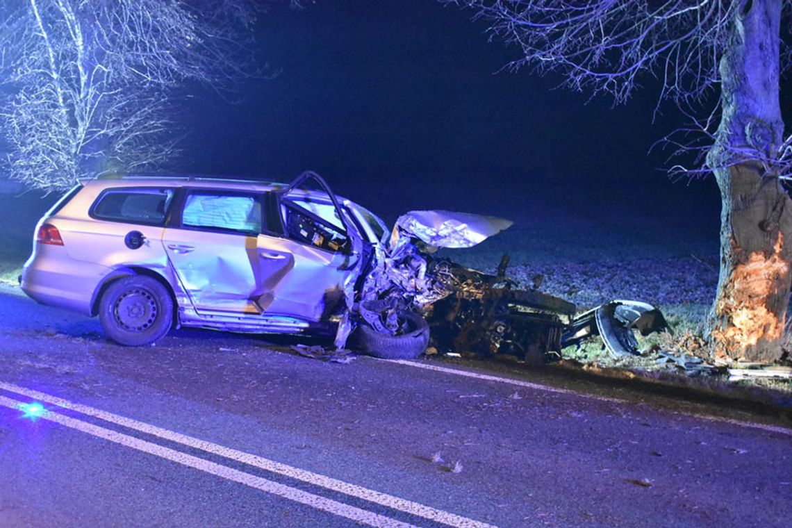 Poważny wypadek na drodze krajowej z udziałem BMW i volkswagena. Ranna kobieta zabrana do szpitala