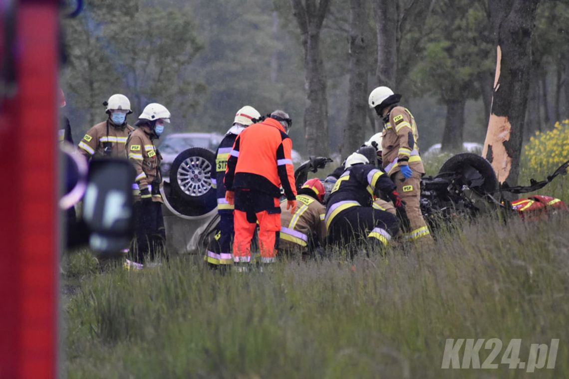 Poważny wypadek na drodze krajowej. Zmiażdżony samochód, lądował śmigłowiec