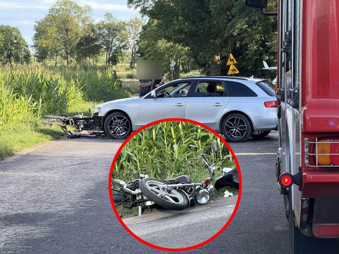 Poważny wypadek na drodze w Dębowej. Motocyklista uderzył w samochód i został zabrany do szpitala