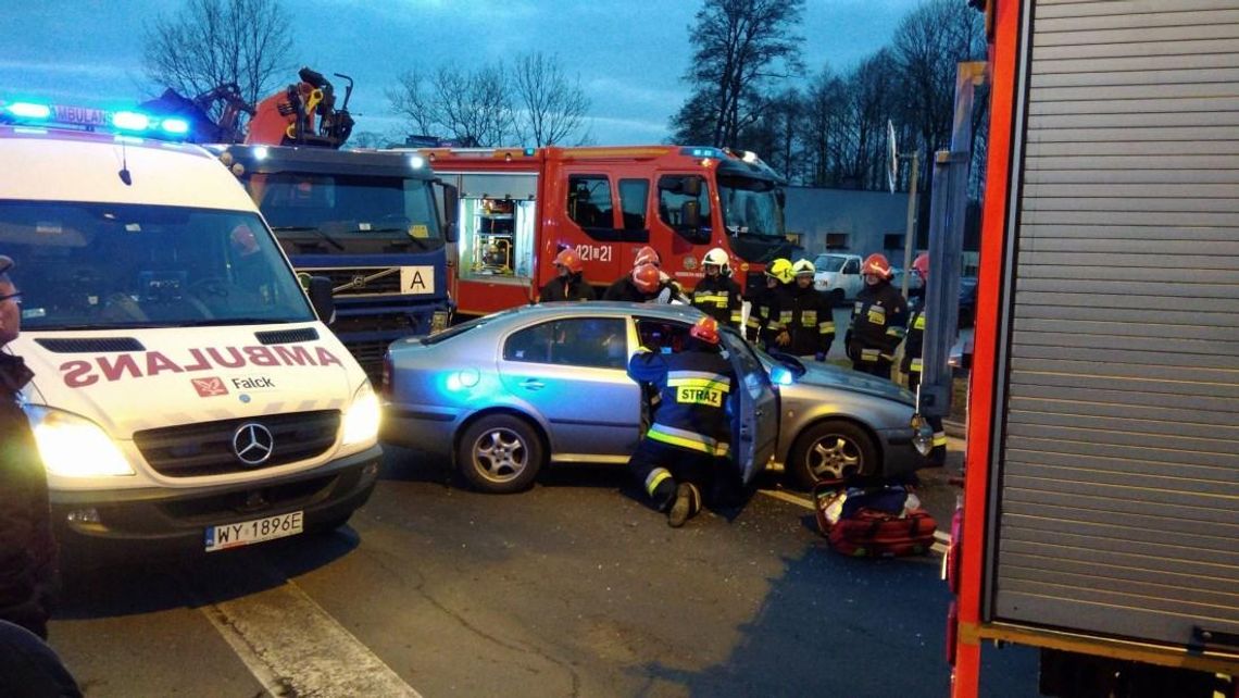 Poważny wypadek w Blachowni. Ciężarówka wjechała w skodę. ZDJĘCIA