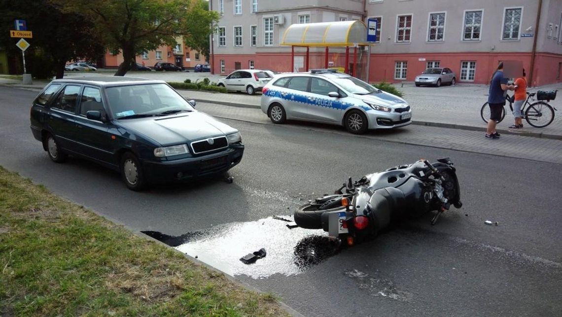 Poważny wypadek w centrum Kędzierzyna-Koźla. Motocyklista uderzył w rowerzystkę. ZDJĘCIA