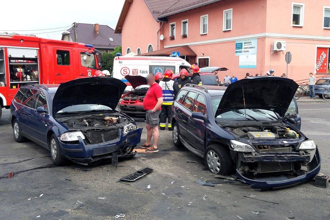 Poważny wypadek w Cisowej. Zderzyły się trzy auta. Są ranni. ZDJĘCIA