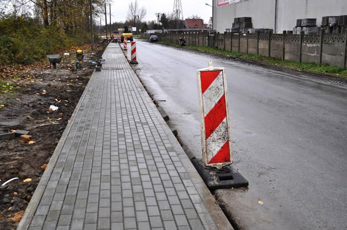 Powiat będzie pogłębiał przejazd pod wiaduktem w Rogach. Buduje też nowy chodnik