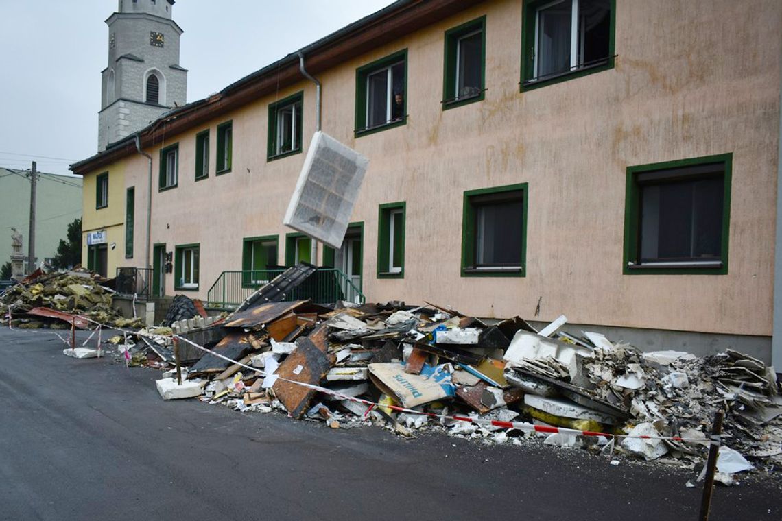 Powiat pomoże w odbudowie zniszczonego przez pożar budynku w Bierawie