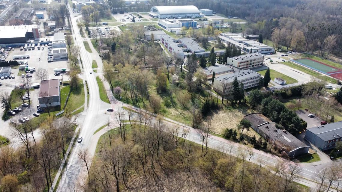 Powiat sprzedaje działkę przy ZSTiO. Cena wywoławcza to 1,5 miliona złotych - w grze market Dino