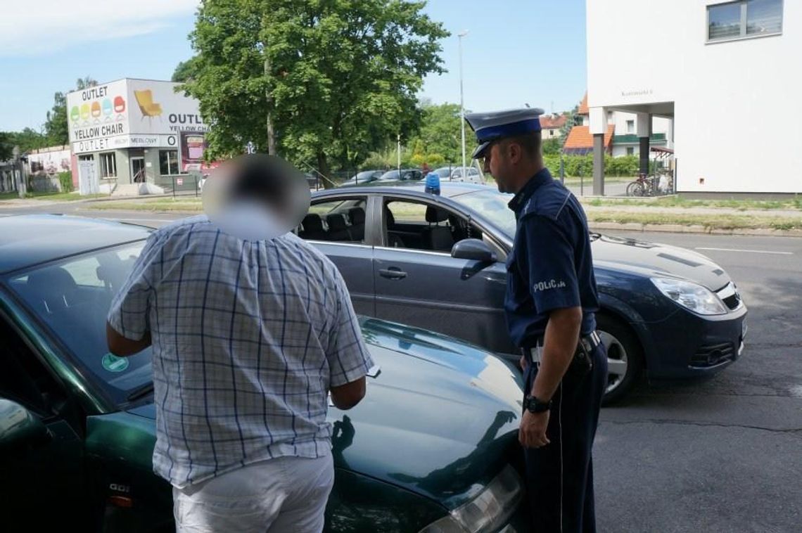 Powiedział, że sprzedaje garnki. Gdy staruszka wpuściła go do domu, skradł jej pieniądze