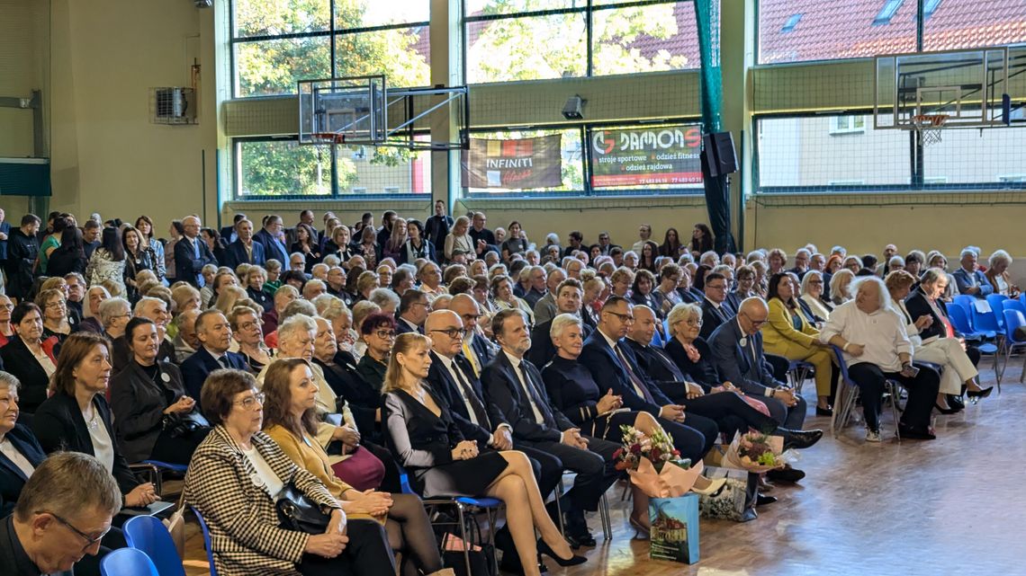 Powrócili do szkolnych ław, aby wspominać dawne lata. 70-lecie II Liceum Ogólnokształcącego im. Mikołaja Kopernika w Kędzierzynie-Koźlu