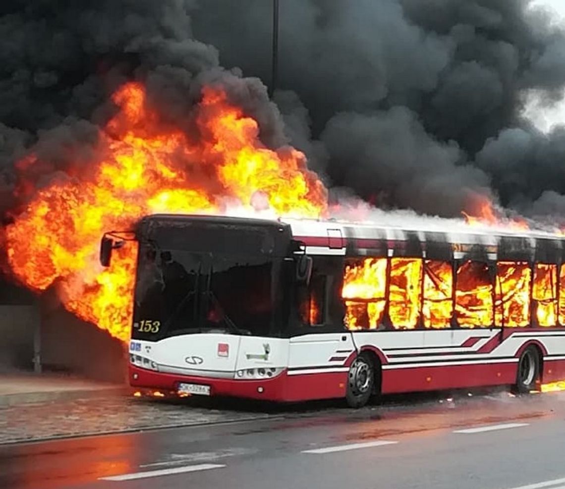 Pożar autobusu MZK na Pogorzelcu! Ulica Kozielska zablokowana dla ruchu pojazdów. ZDJĘCIA, WIDEO