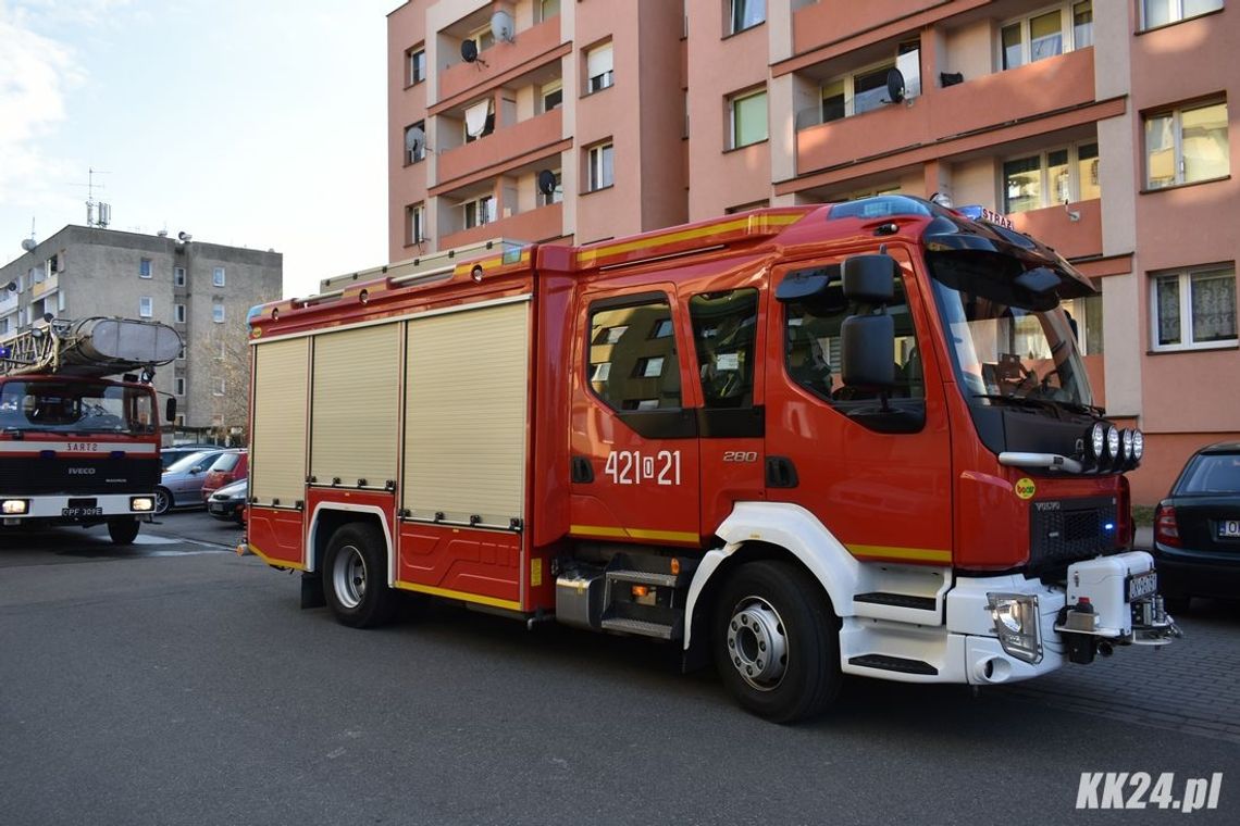 Pożar balkonu w bloku na osiedlu Azoty. Strażak po służbie zauważył i ugasił ogień