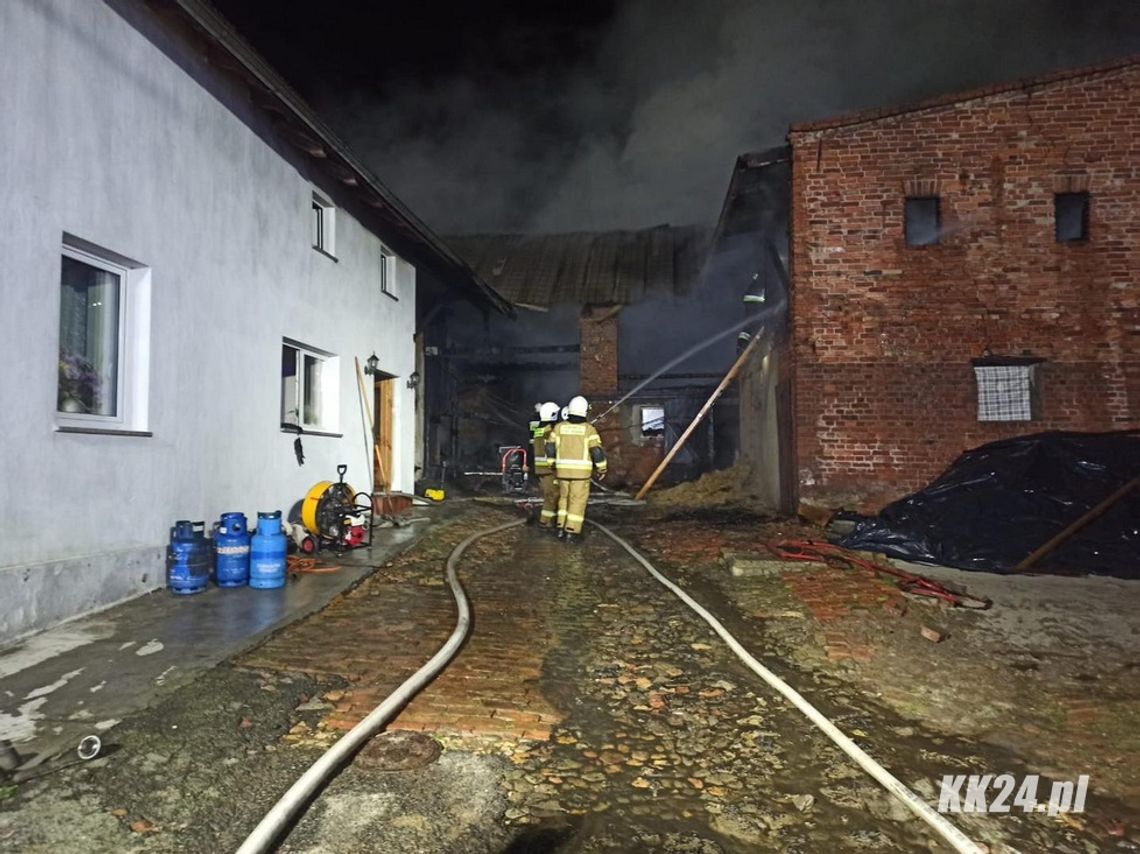 Pożar budynków gospodarczych i mieszkalnych w miejscowości Radoszowy. Walka z ogniem trwała kilka godzin