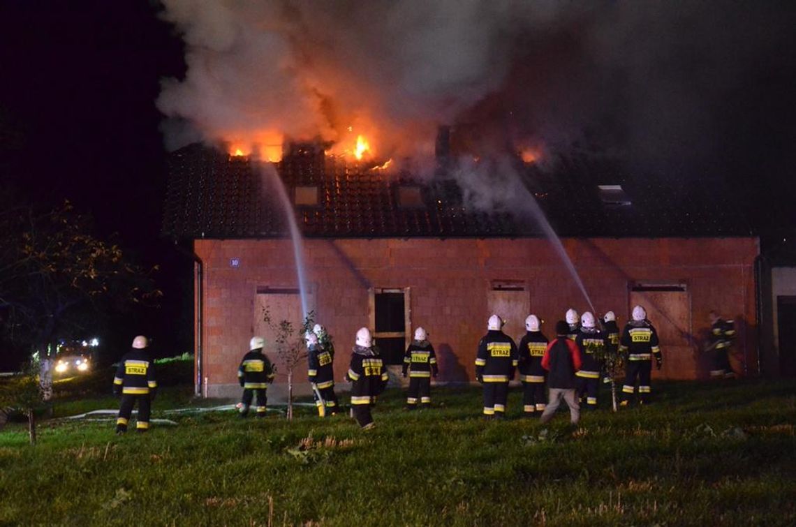 Pożar domu jednorodzinnego w budowie. Płomienie objęły cały dach. Trwa akcja gaśnicza. ZDJĘCIA