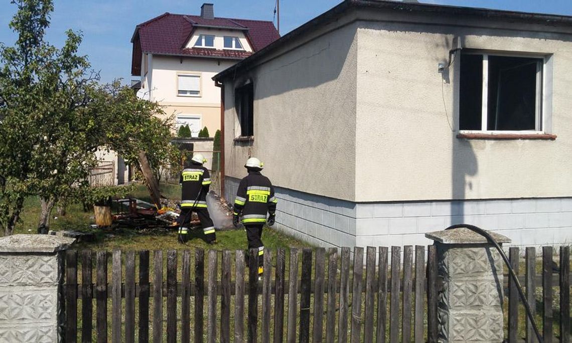 Pożar domu jednorodzinnego w Cisowej. "Płomienie wychodziły oknami". Właściciel w szpitalu. FOTO. WIDEO