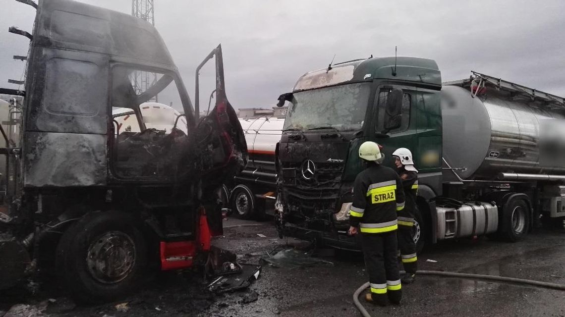 Pożar dwóch autocystern w bazie transportowej. W akcji siedem zastępów straży pożarnej. ZDJĘCIA