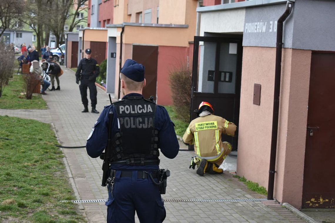 Pożar i duże zadymienie w bloku. Strażacy interweniują w Śródmieściu