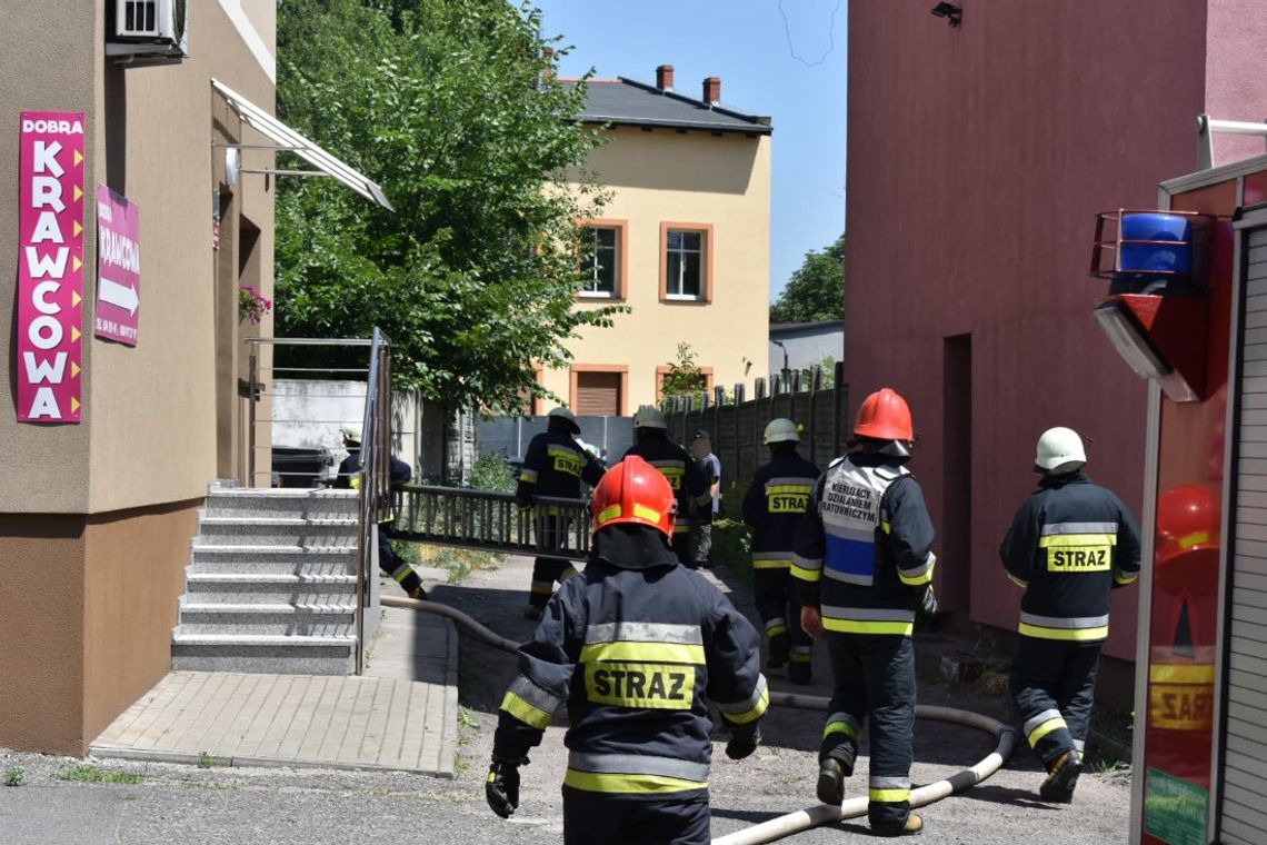 Pożar kamienicy w centrum Kędzierzyna. Strażacy ewakuowali ludzi z budynku. ZDJĘCIA