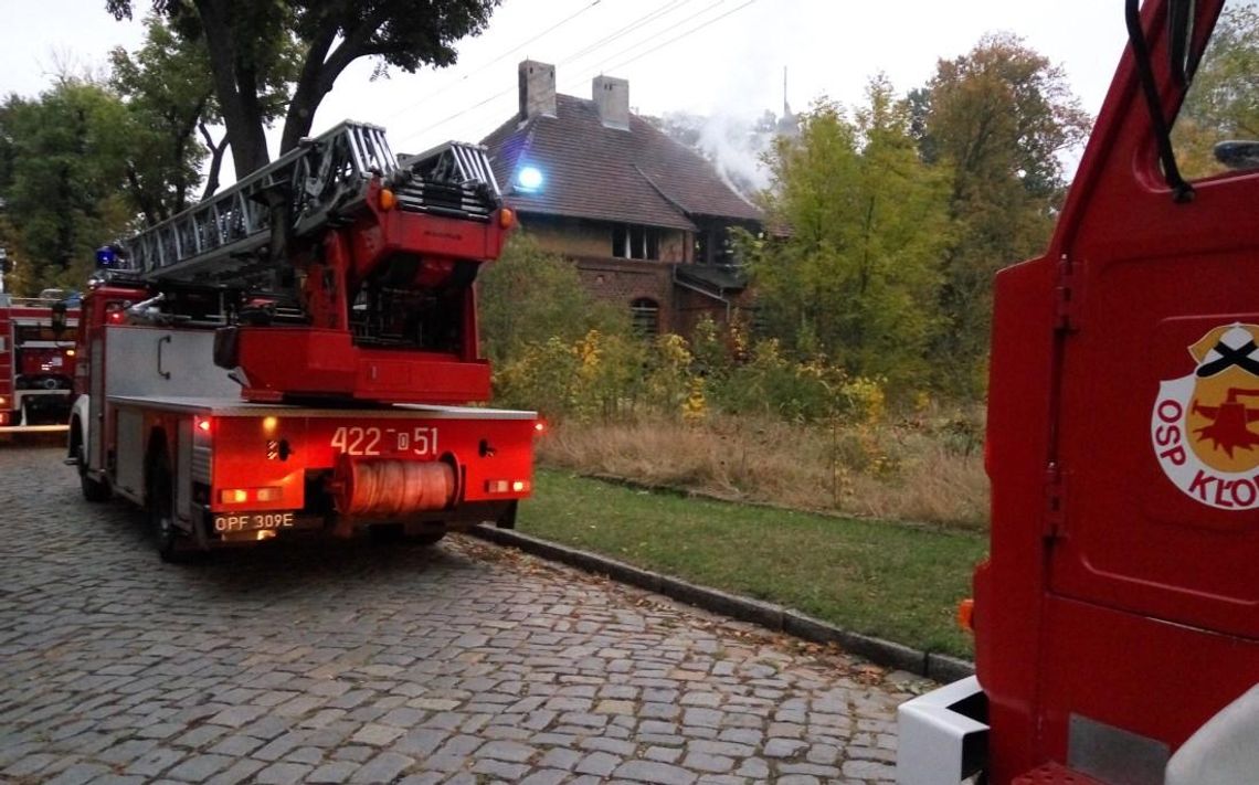 Pożar kamienicy w Koźlu Porcie. W akcji pięć zastępów straży pożarnej. ZDJĘCIA