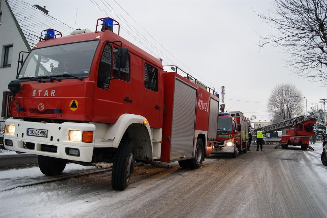 Pożar komina na Pogorzelcu. Strażacy wyłączyli z ruchu ulicę Sobieskiego. ZDJĘCIA