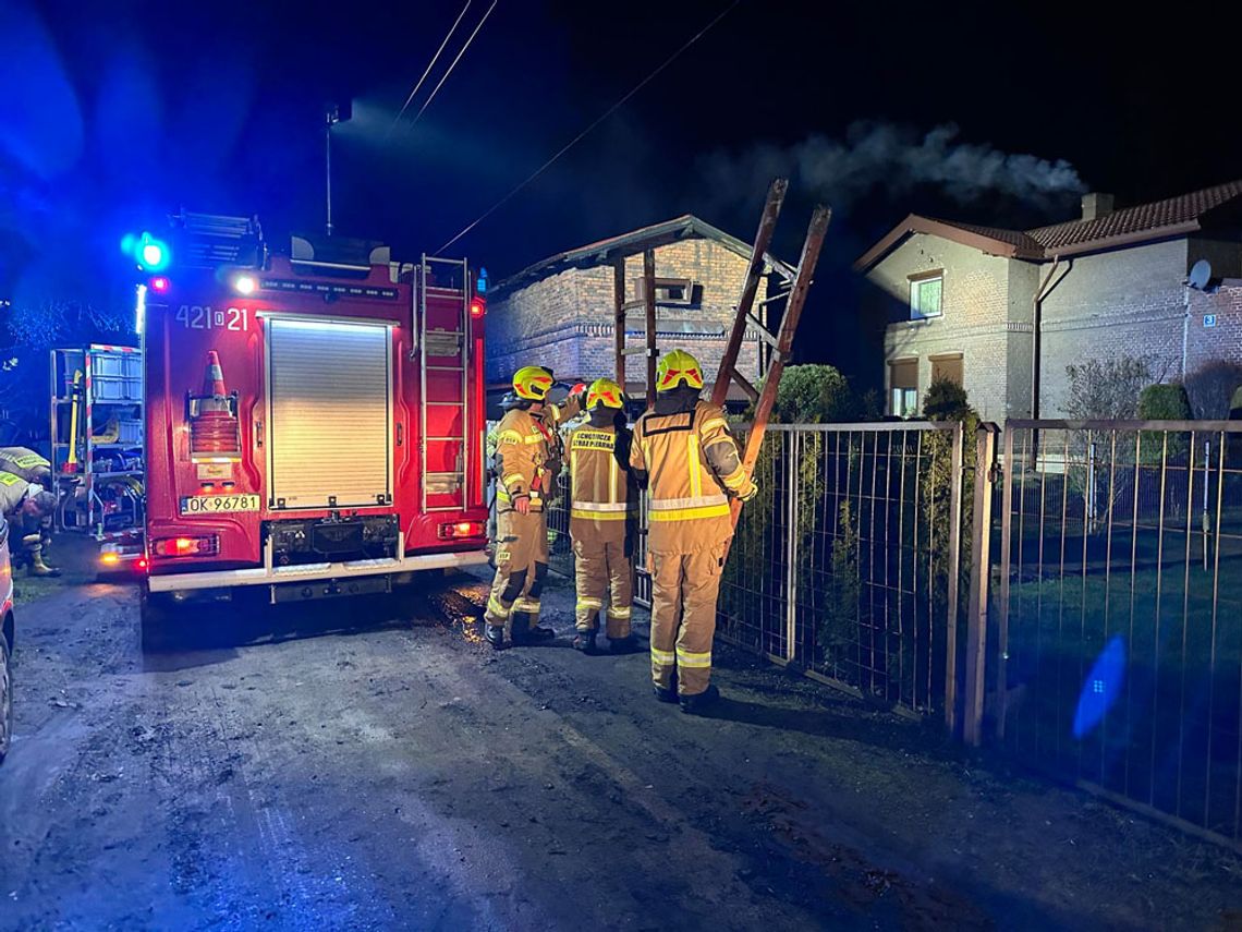 Pożar komina w domu przy ulicy Kolejowej. Na miejscu zastępy straży pożarnej