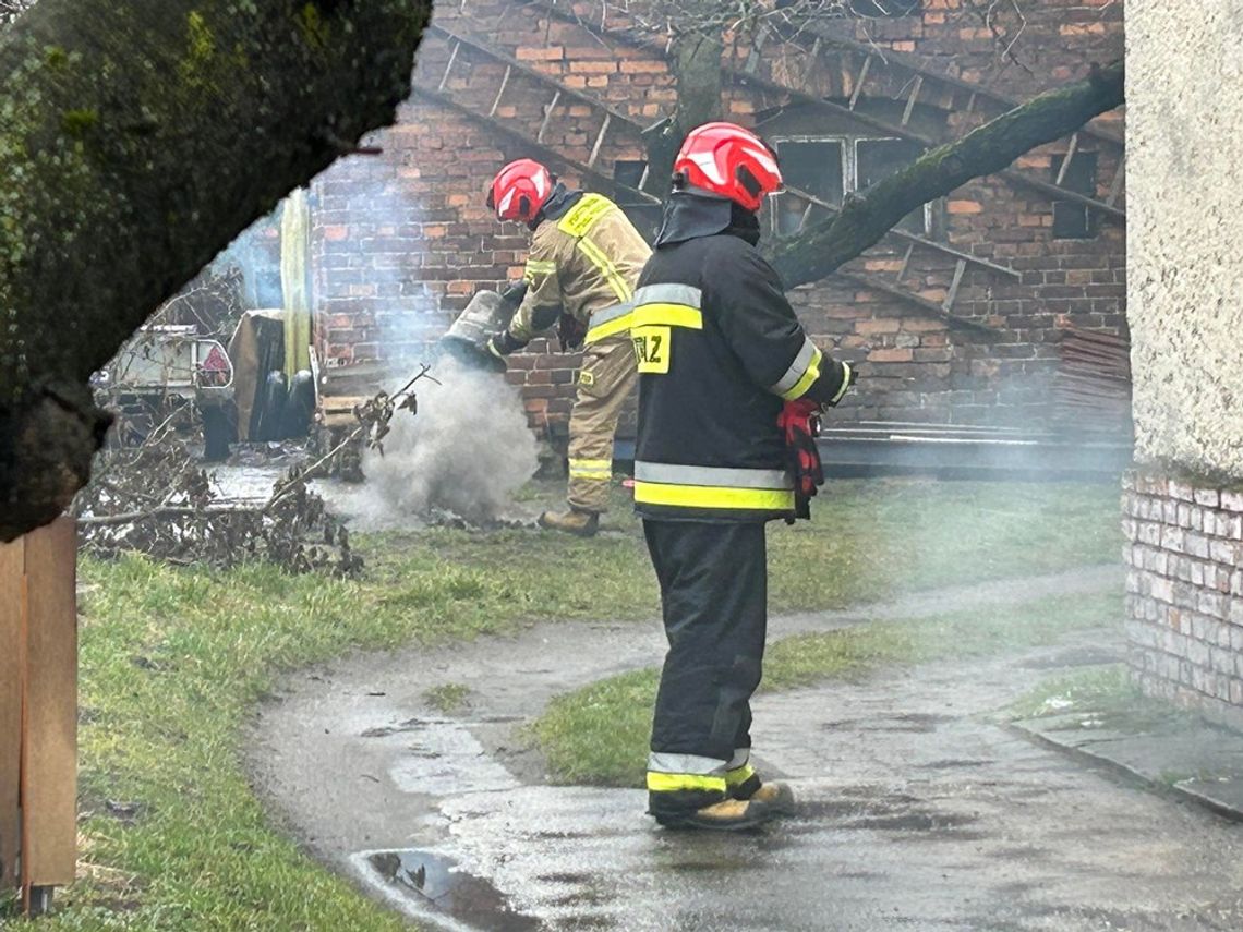 Pożar komina w domu przy ulicy Paderewskiego. Na miejscu straż pożarna