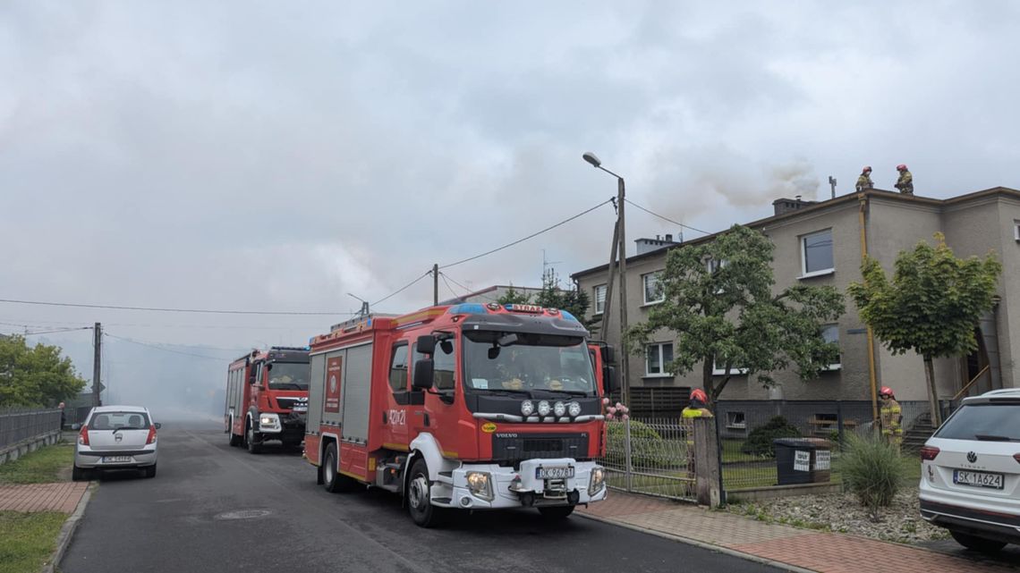 Pożar komina w domu przy ulicy Zgodnej. Na miejscu pracują zastępy straży pożarnej
